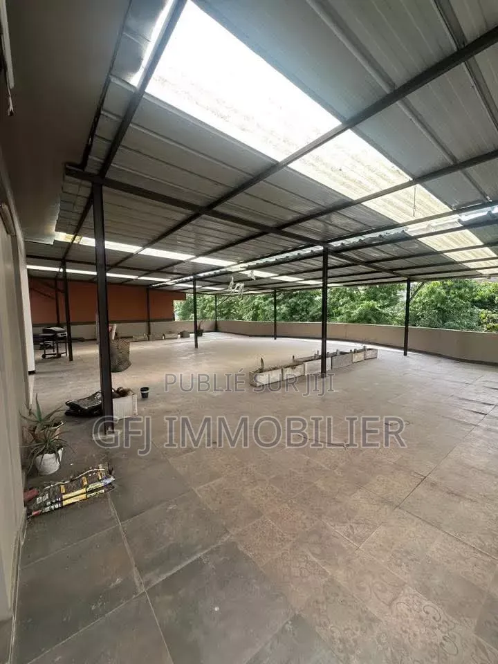 3chbre Appartement dans Francis Gweh, Cocody à Louer