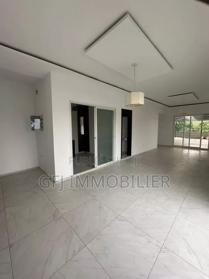 3chbre Appartement dans Francis Gweh, Cocody à Louer