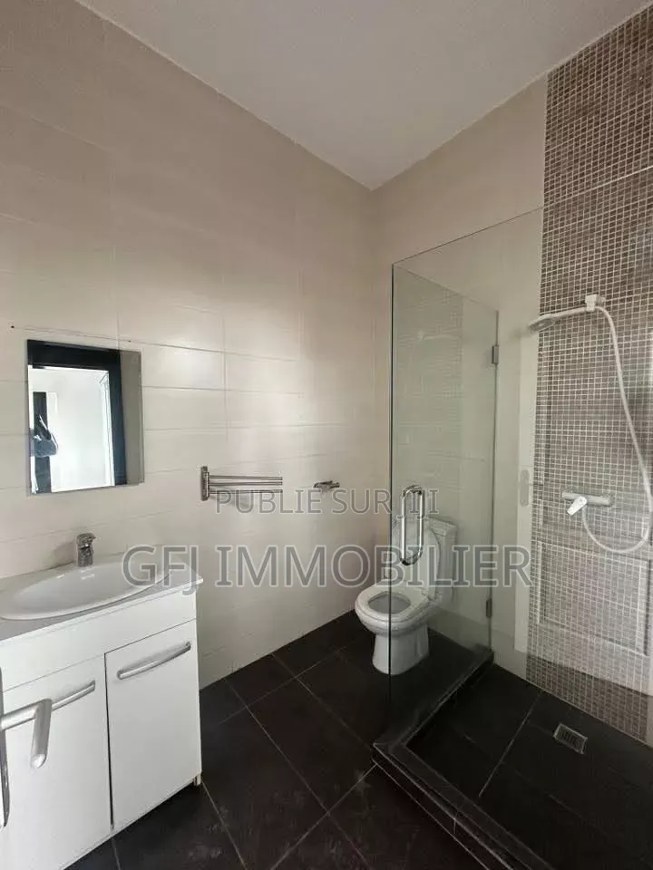 3chbre Appartement dans Francis Gweh, Cocody à Louer