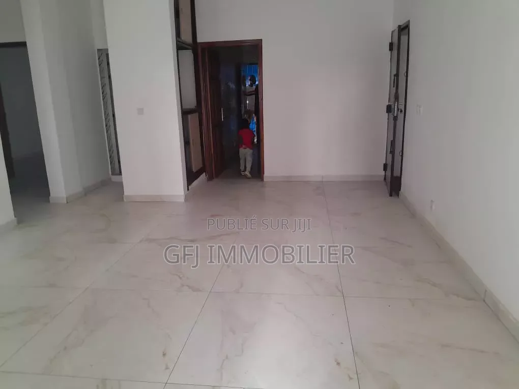 2chbre Appartement dans Francis Gweh, Cocody à Louer