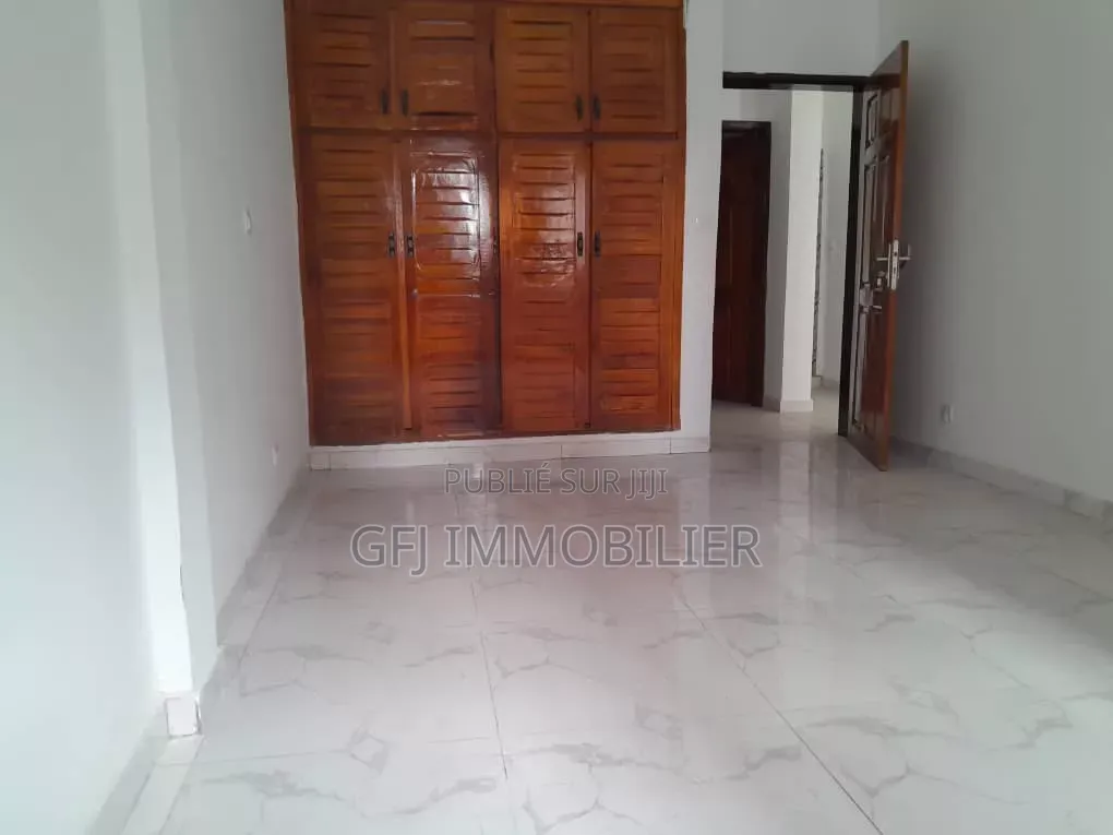 2chbre Appartement dans Francis Gweh, Cocody à Louer