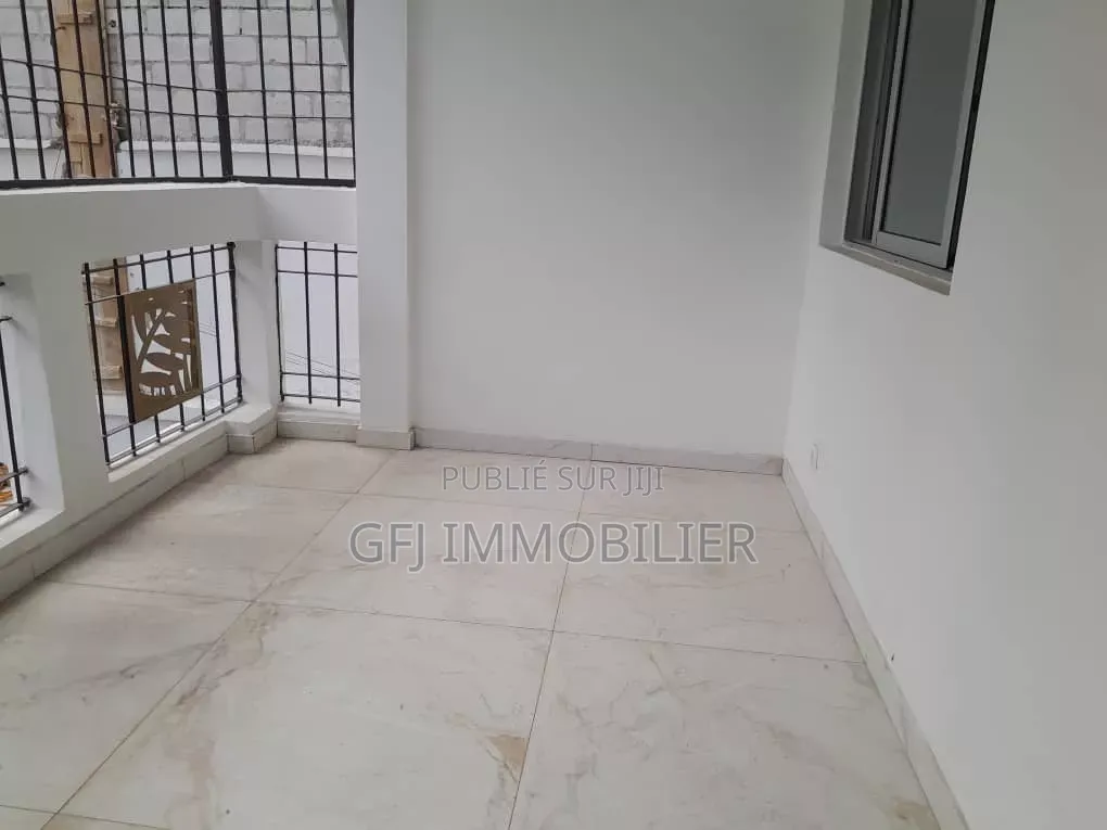 2chbre Appartement dans Francis Gweh, Cocody à Louer
