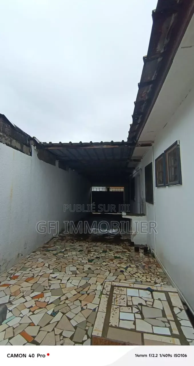 3chbre Villa dans Francis Gweh, Cocody à Louer