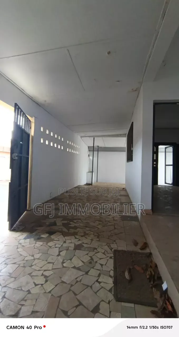 3chbre Villa dans Francis Gweh, Cocody à Louer