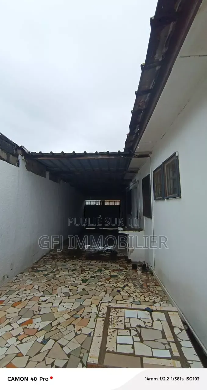 3chbre Villa dans Francis Gweh, Cocody à Louer