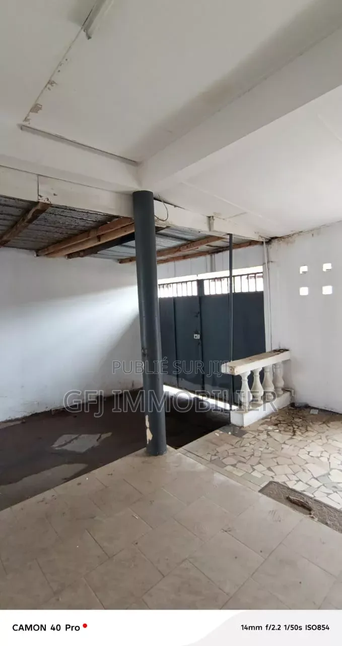3chbre Villa dans Francis Gweh, Cocody à Louer
