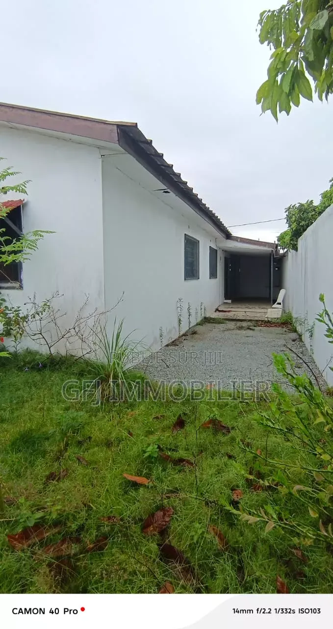 3chbre Villa dans Francis Gweh, Cocody à Louer