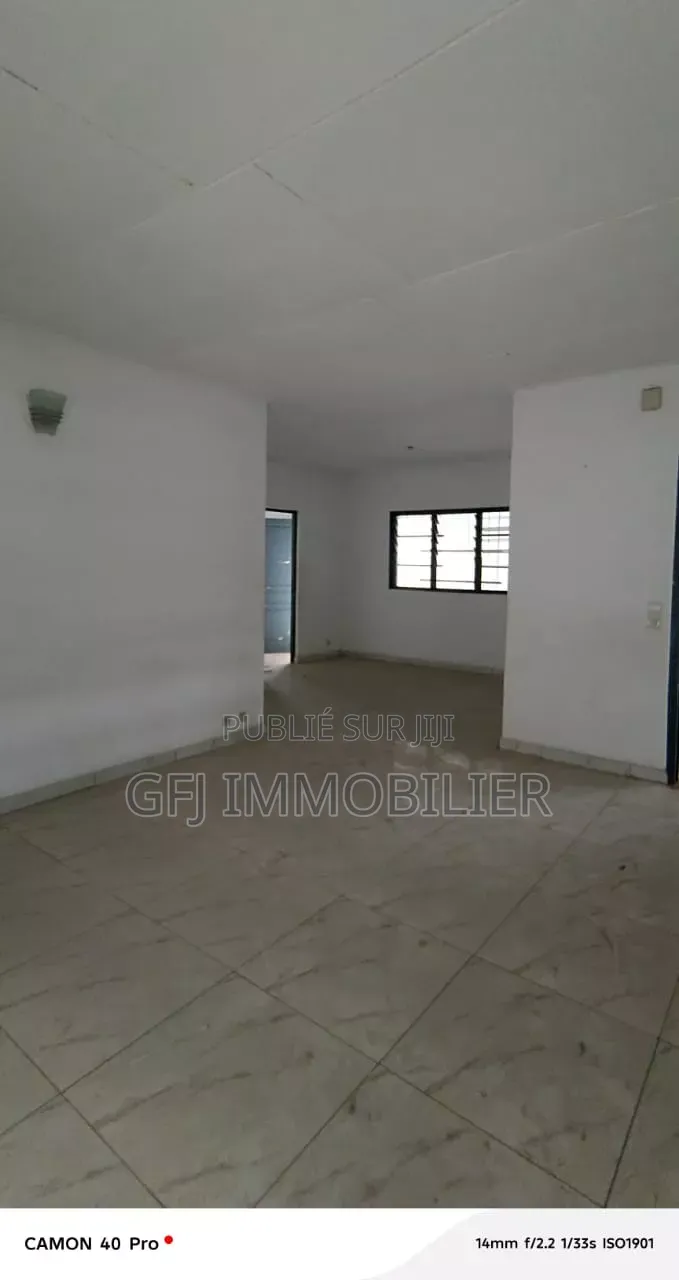 3chbre Villa dans Francis Gweh, Cocody à Louer
