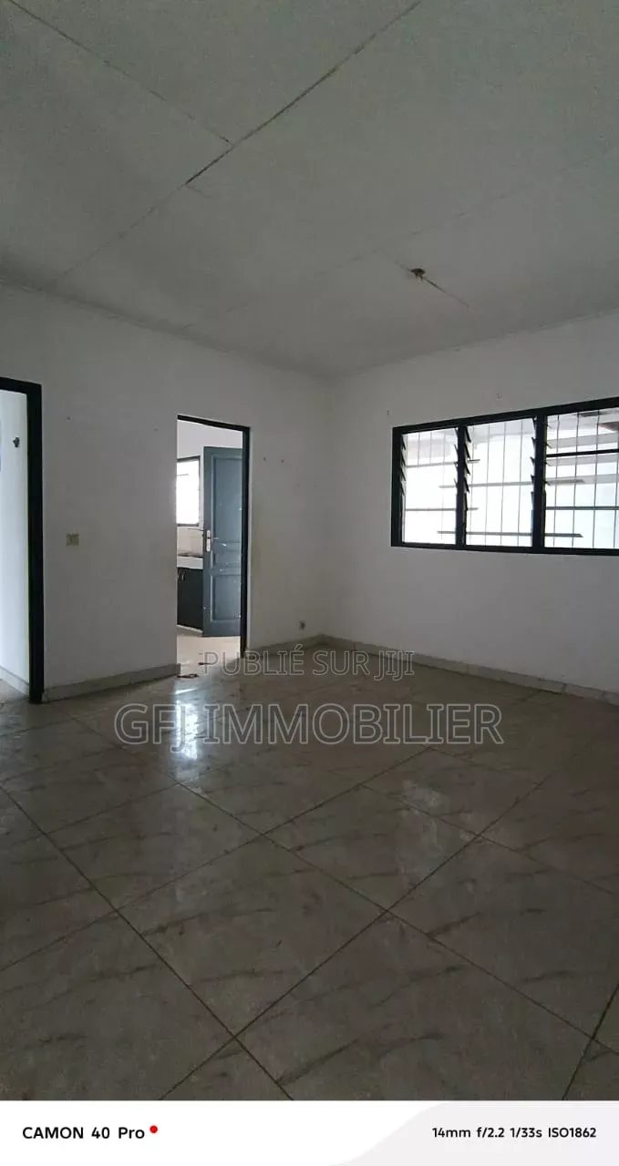 3chbre Villa dans Francis Gweh, Cocody à Louer