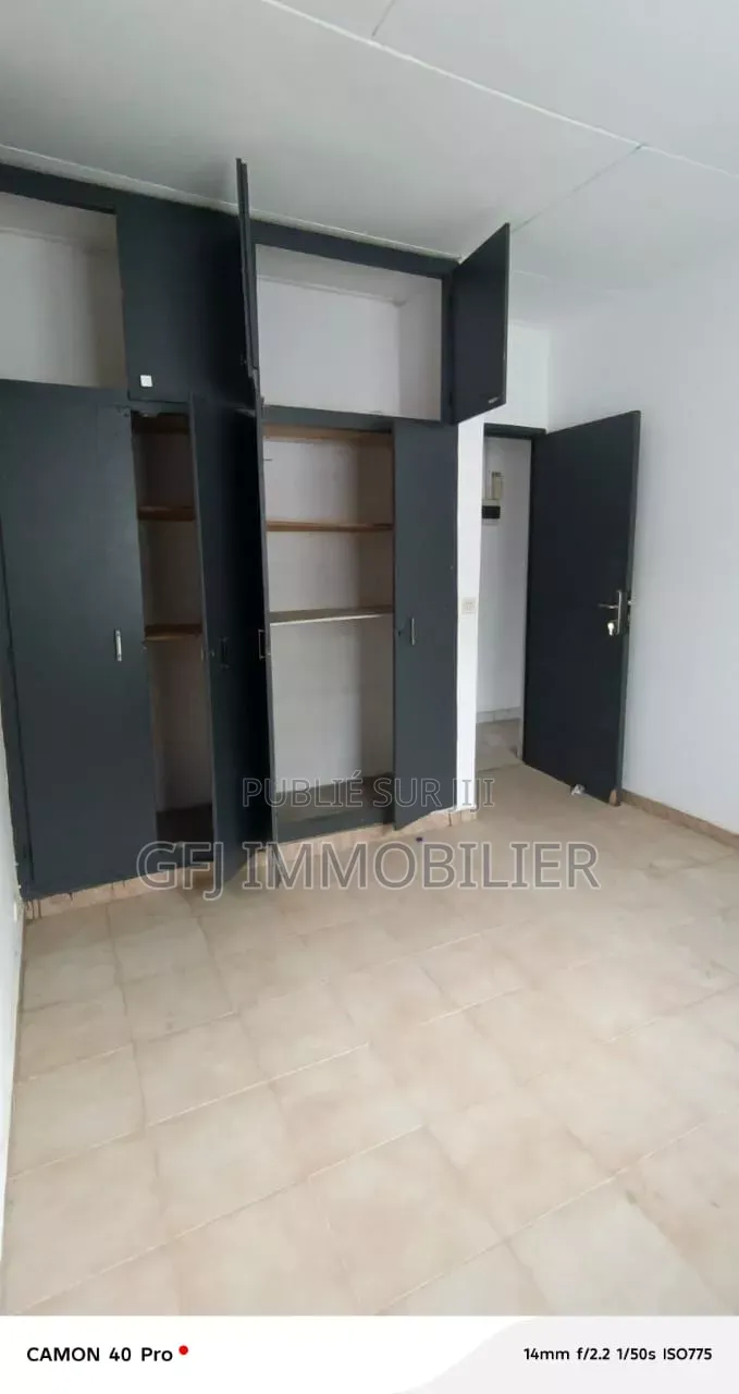 3chbre Villa dans Francis Gweh, Cocody à Louer