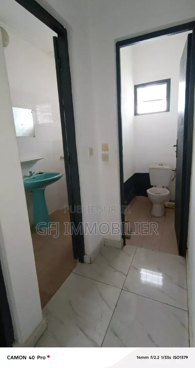 3chbre Villa dans Francis Gweh, Cocody à Louer