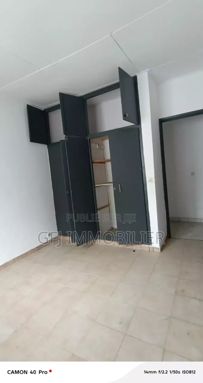 3chbre Villa dans Francis Gweh, Cocody à Louer