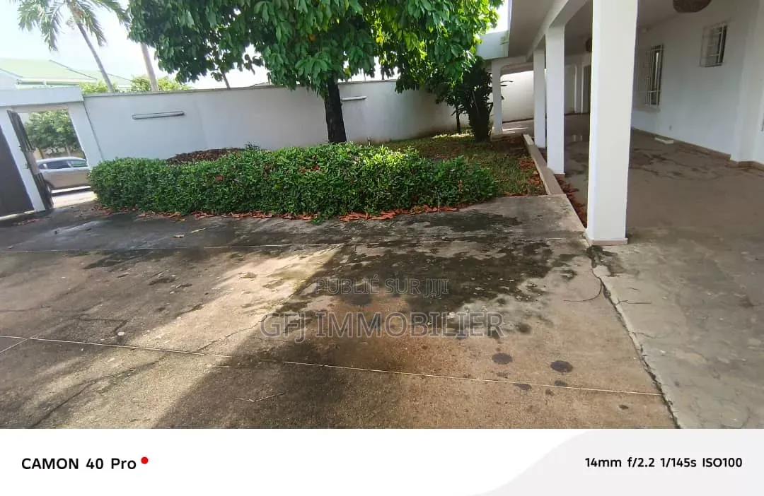 4chbre Villa dans Francis Gweh, Cocody à Louer