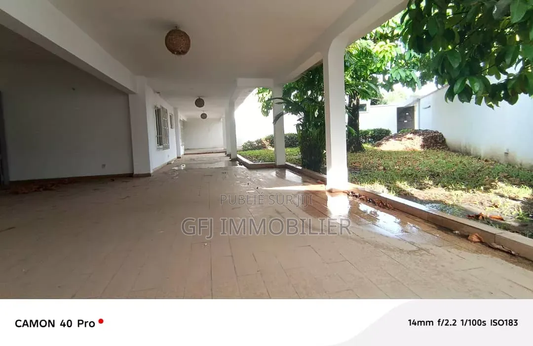 4chbre Villa dans Francis Gweh, Cocody à Louer