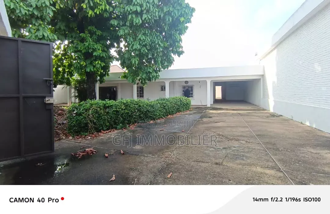 4chbre Villa dans Francis Gweh, Cocody à Louer