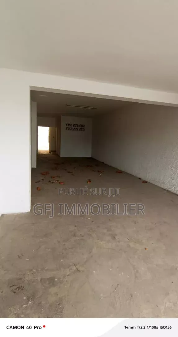 4chbre Villa dans Francis Gweh, Cocody à Louer