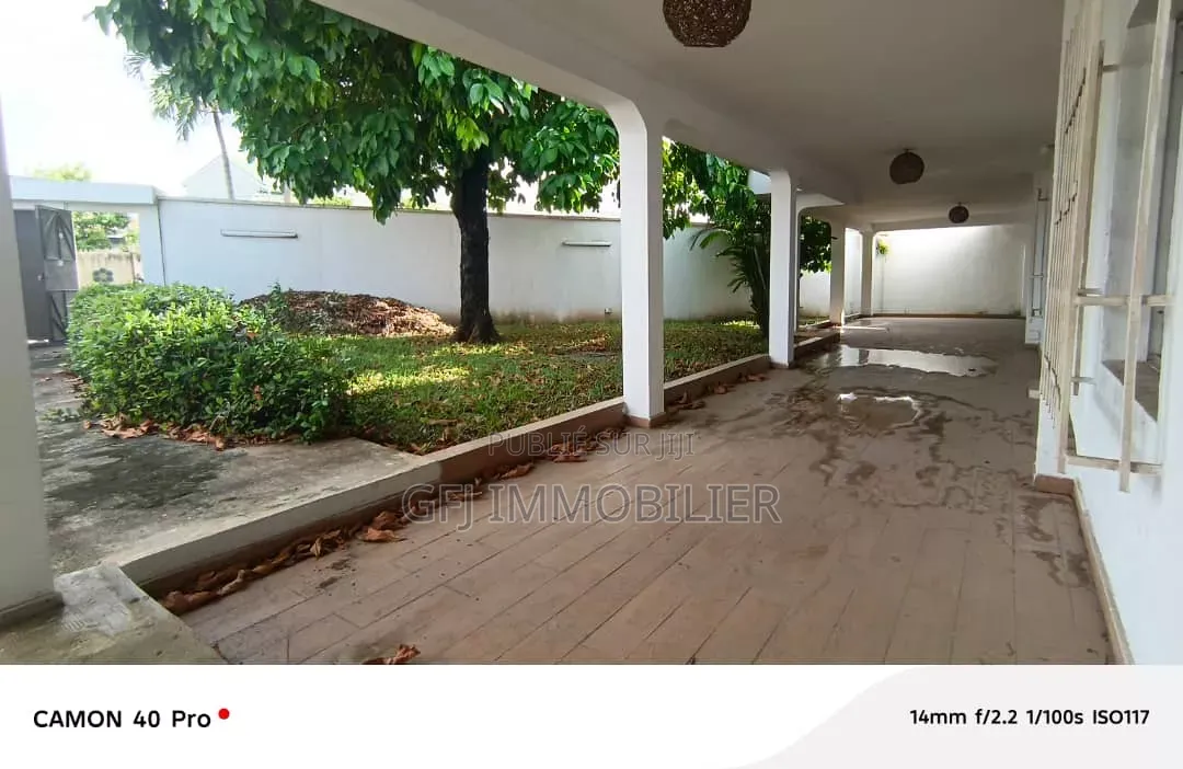4chbre Villa dans Francis Gweh, Cocody à Louer