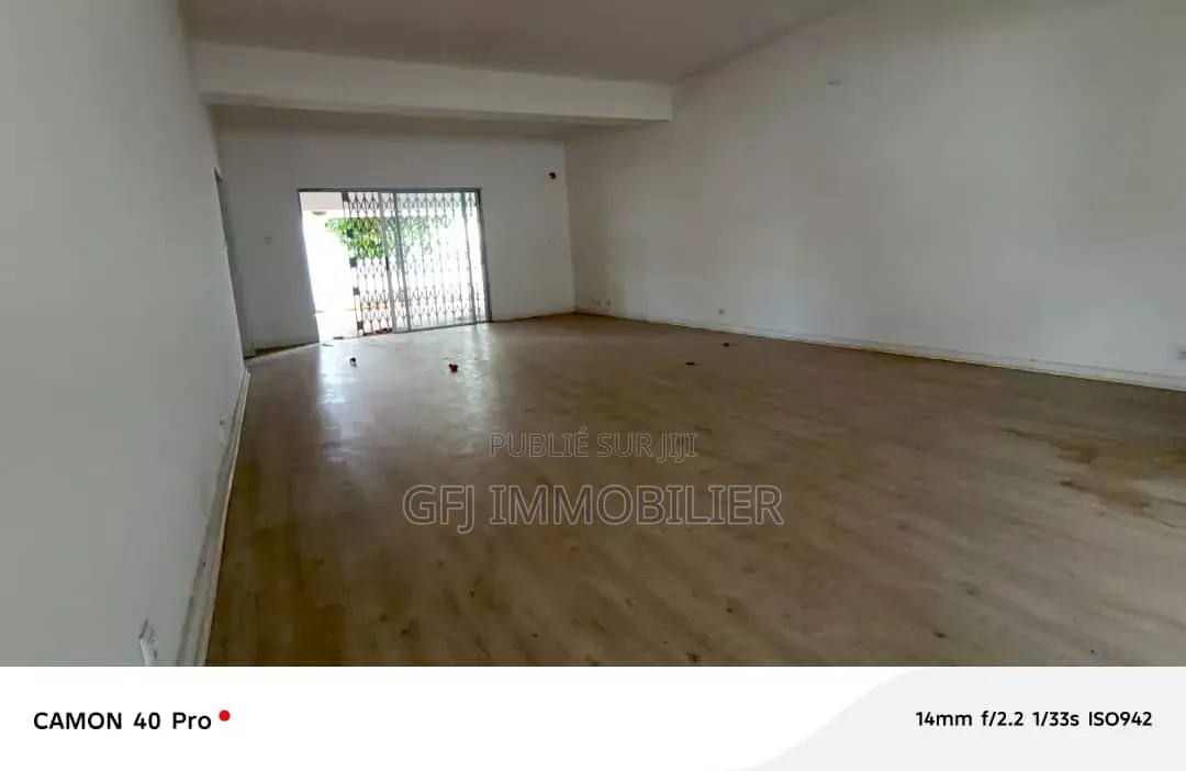 4chbre Villa dans Francis Gweh, Cocody à Louer