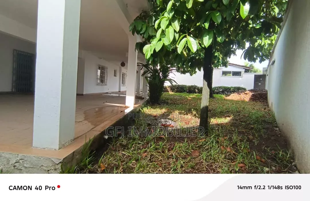 4chbre Villa dans Francis Gweh, Cocody à Louer