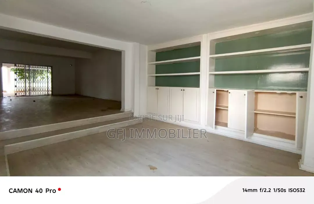 4chbre Villa dans Francis Gweh, Cocody à Louer