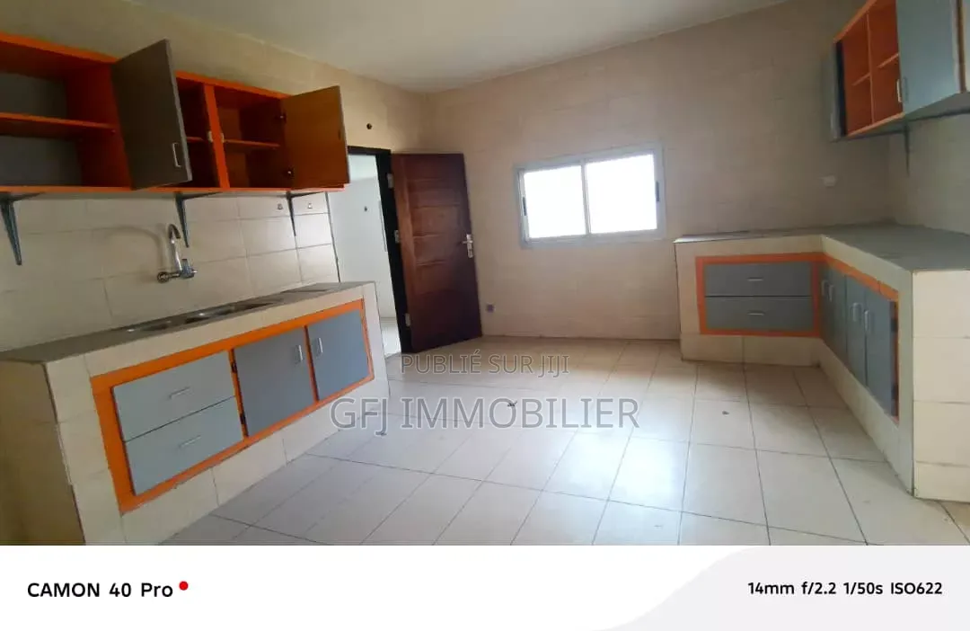 4chbre Villa dans Francis Gweh, Cocody à Louer