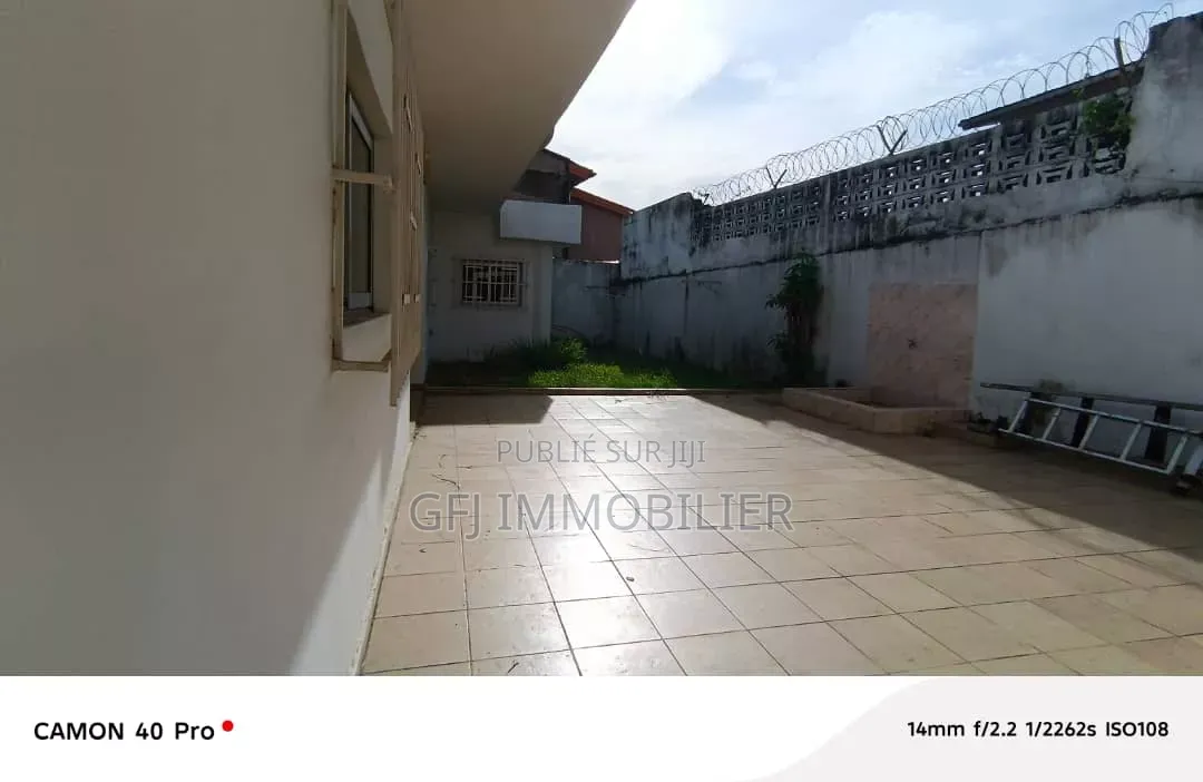 4chbre Villa dans Francis Gweh, Cocody à Louer
