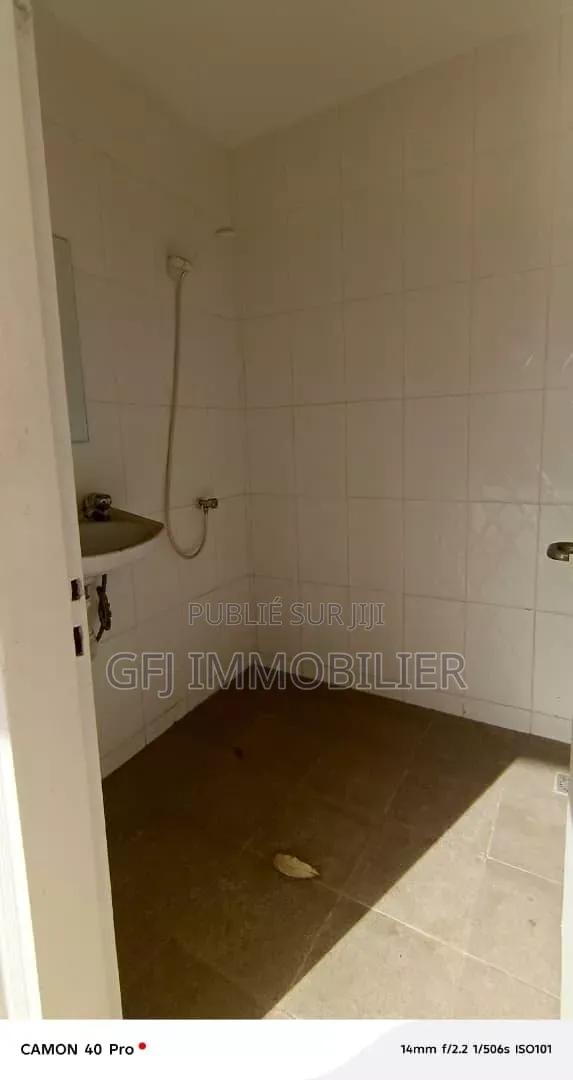4chbre Villa dans Francis Gweh, Cocody à Louer