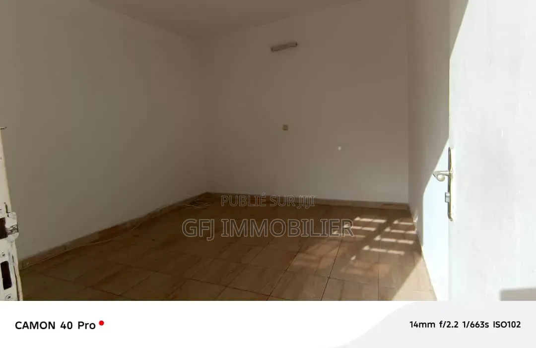 4chbre Villa dans Francis Gweh, Cocody à Louer