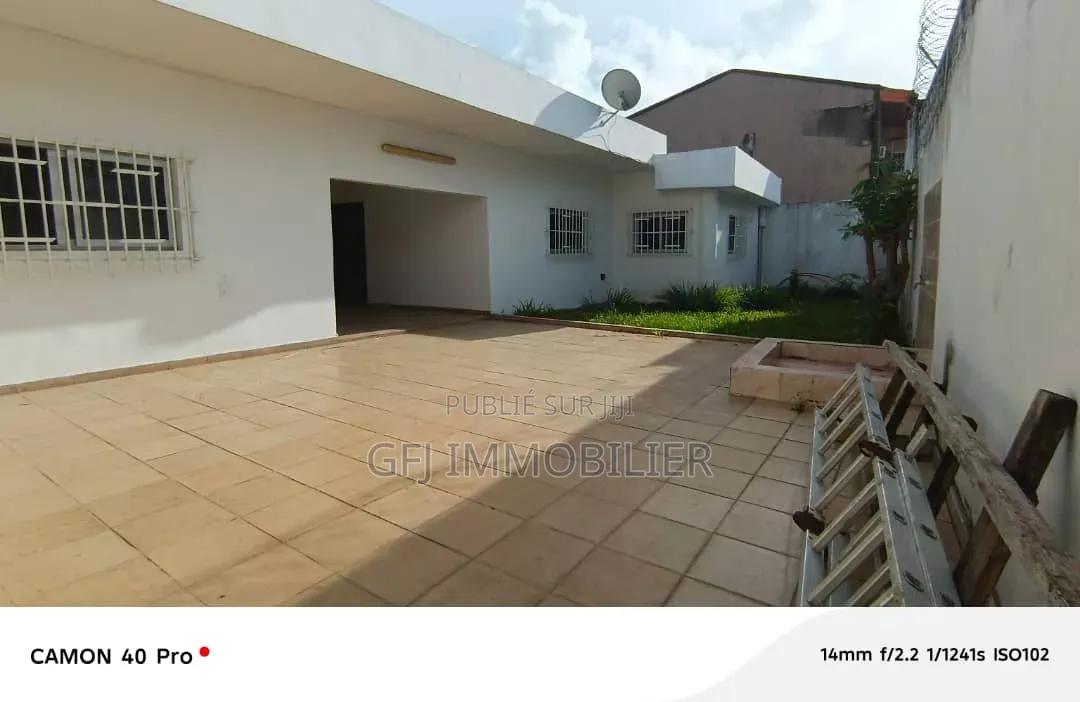 4chbre Villa dans Francis Gweh, Cocody à Louer