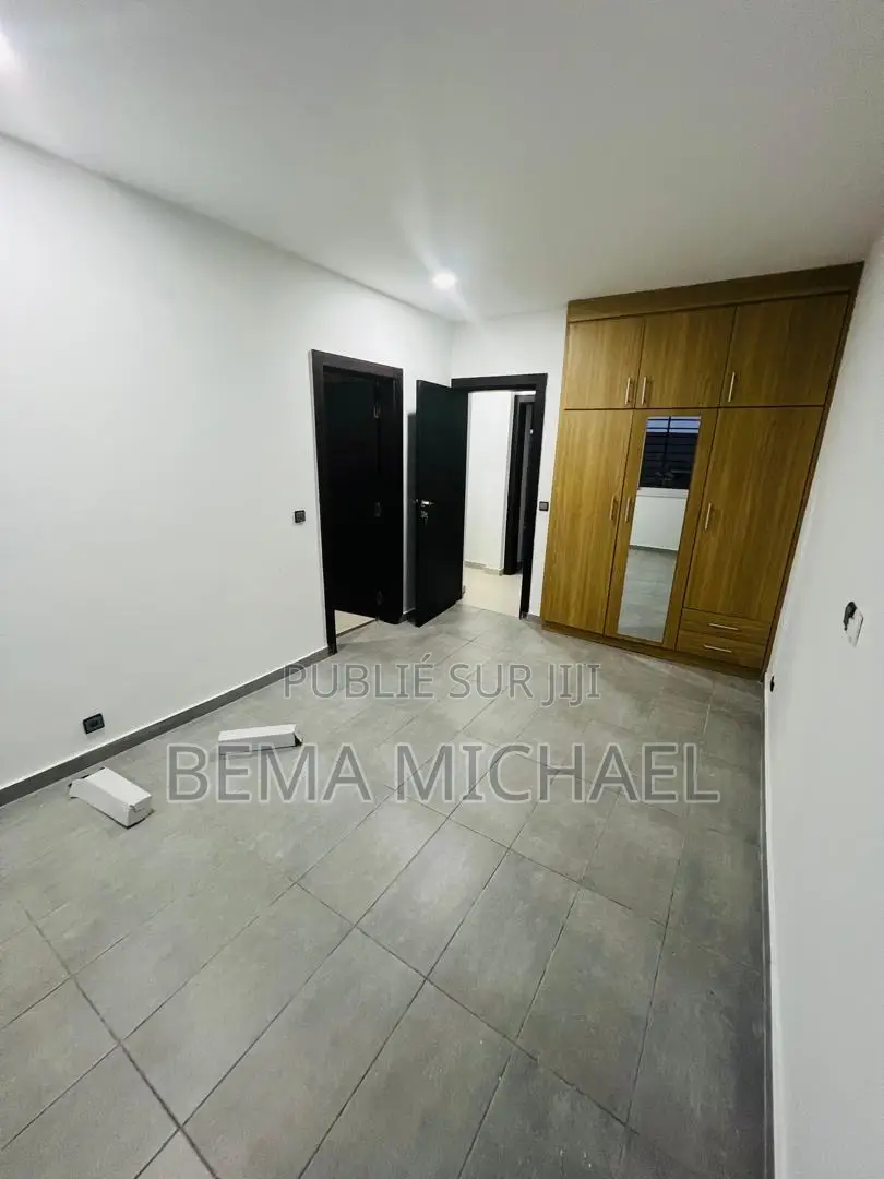 6chbre Duplex dans Duplex 9 Pièces, Cocody à Louer
