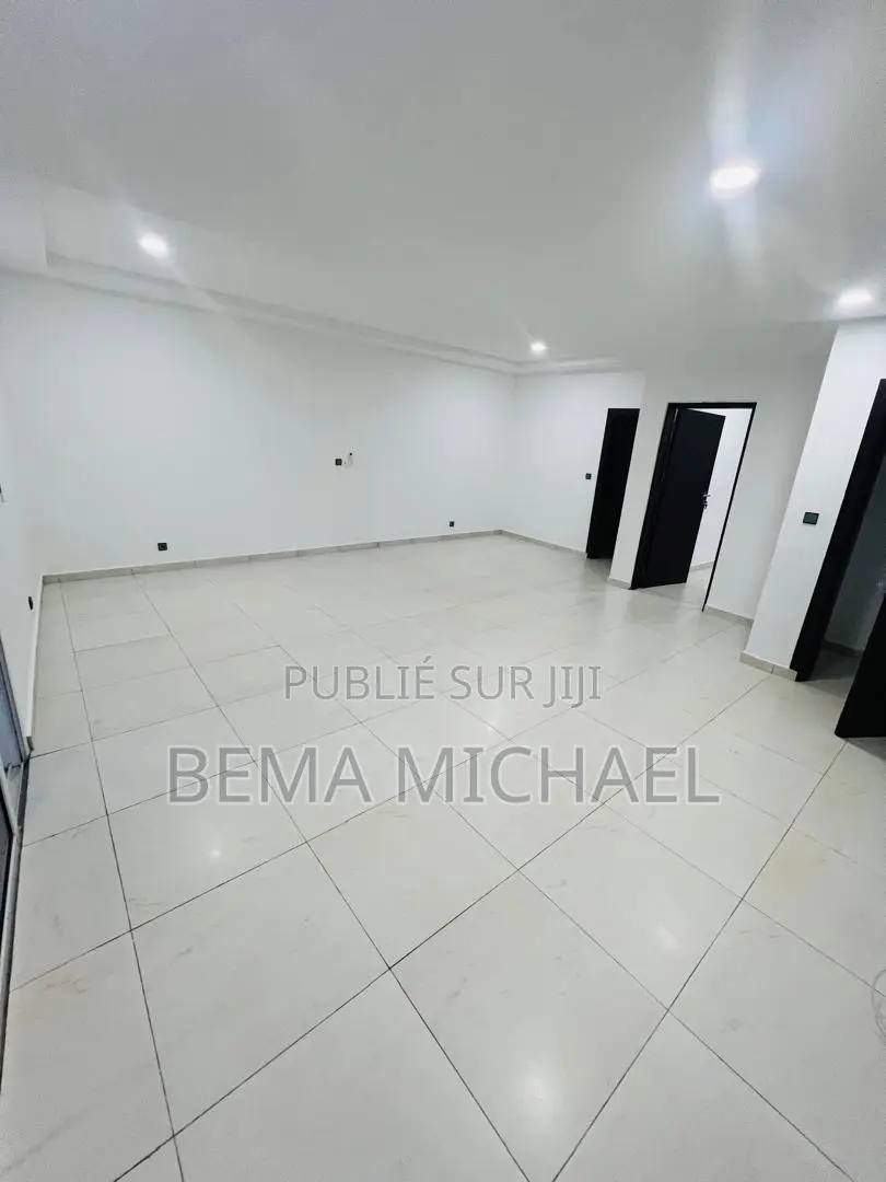 6chbre Duplex dans Duplex 9 Pièces, Cocody à Louer