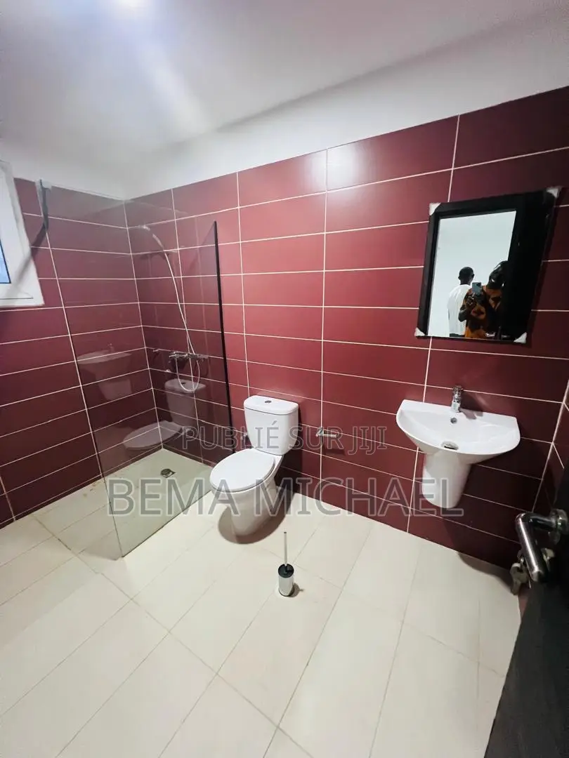 6chbre Duplex dans Duplex 9 Pièces, Cocody à Louer