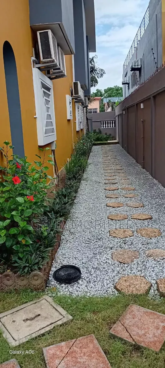 7chbre Duplex dans Francis Gweh, Cocody à Louer