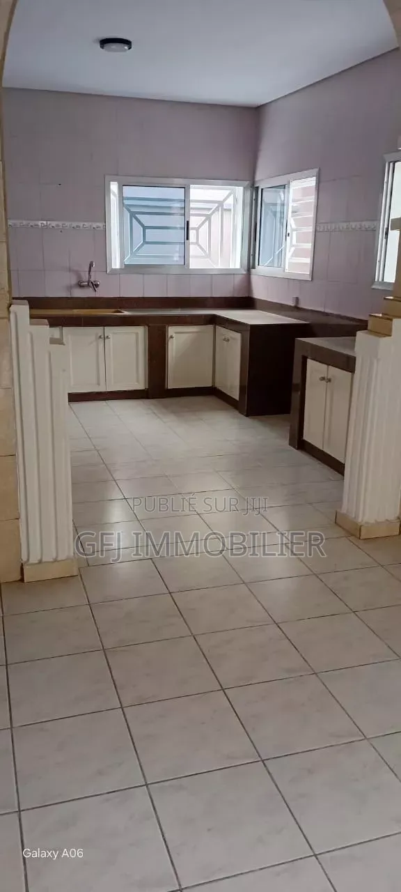7chbre Duplex dans Francis Gweh, Cocody à Louer