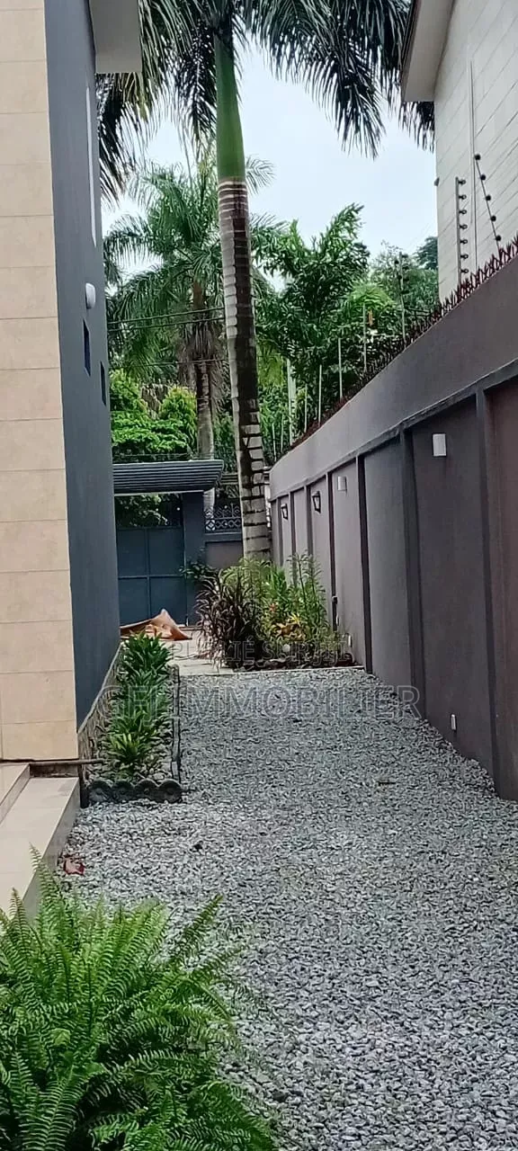 7chbre Duplex dans Francis Gweh, Cocody à Louer