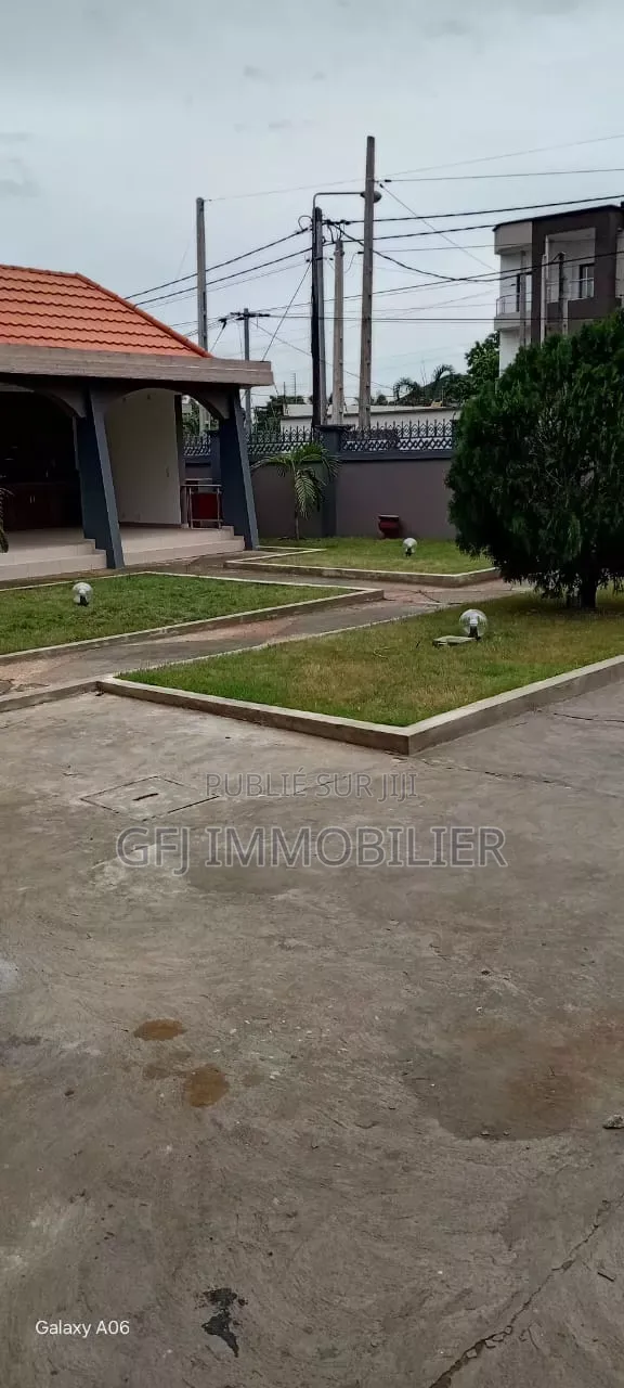 7chbre Duplex dans Francis Gweh, Cocody à Louer