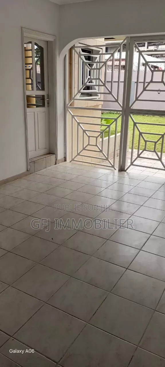 7chbre Duplex dans Francis Gweh, Cocody à Louer