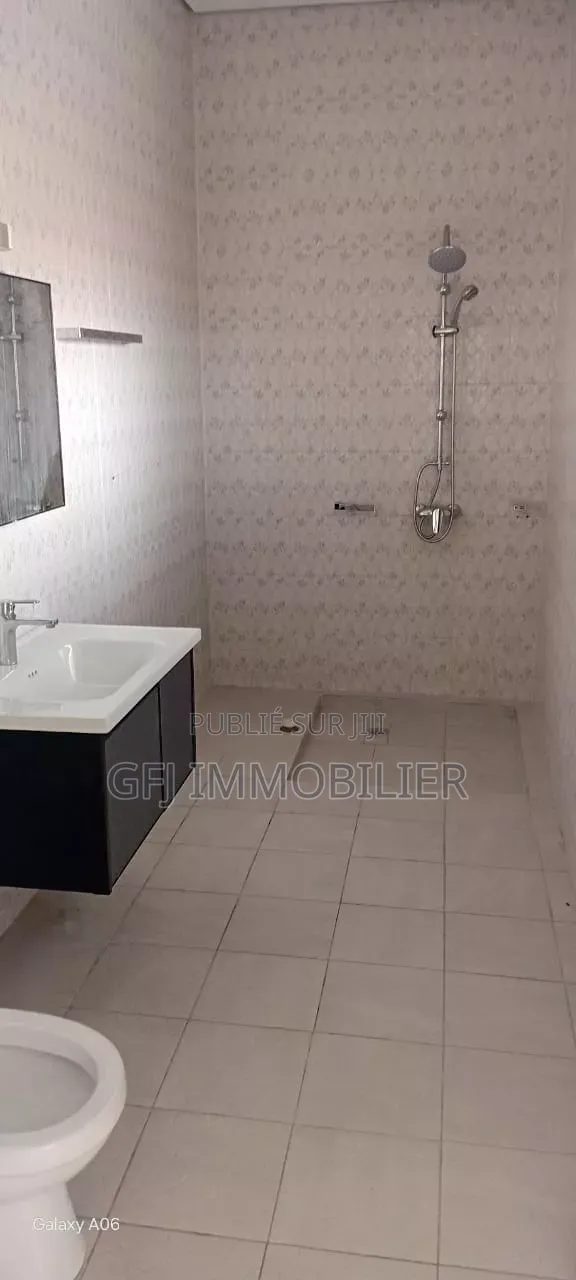 7chbre Duplex dans Francis Gweh, Cocody à Louer