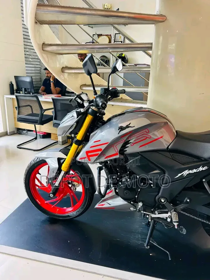 Nouveau TVS Apache 160 4V 2025 Gris