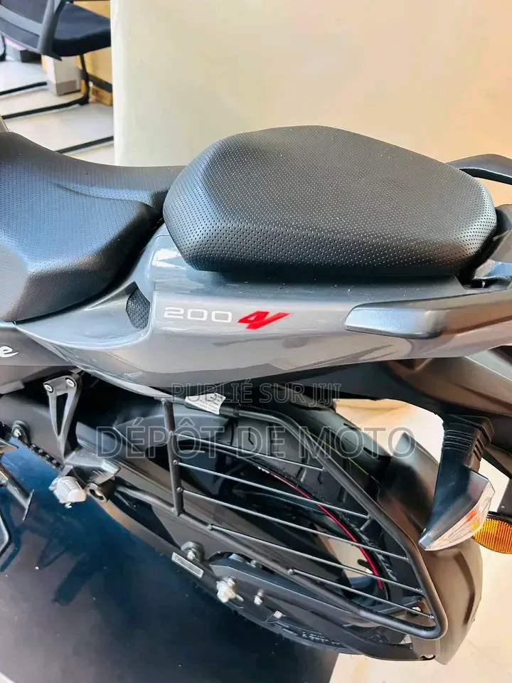 Nouveau TVS Apache 160 4V 2025 Gris