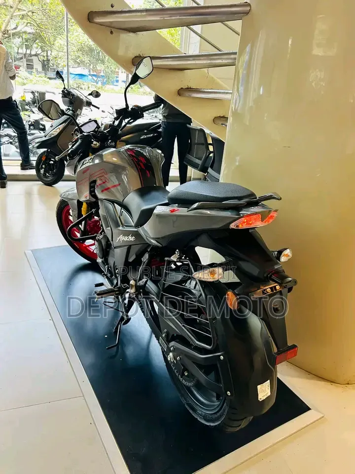 Nouveau TVS Apache 160 4V 2025 Gris