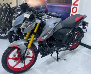 Nouveau TVS Apache 160 4V 2025 Gris