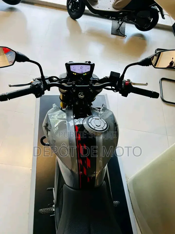 Nouveau TVS Apache 160 4V 2025 Gris
