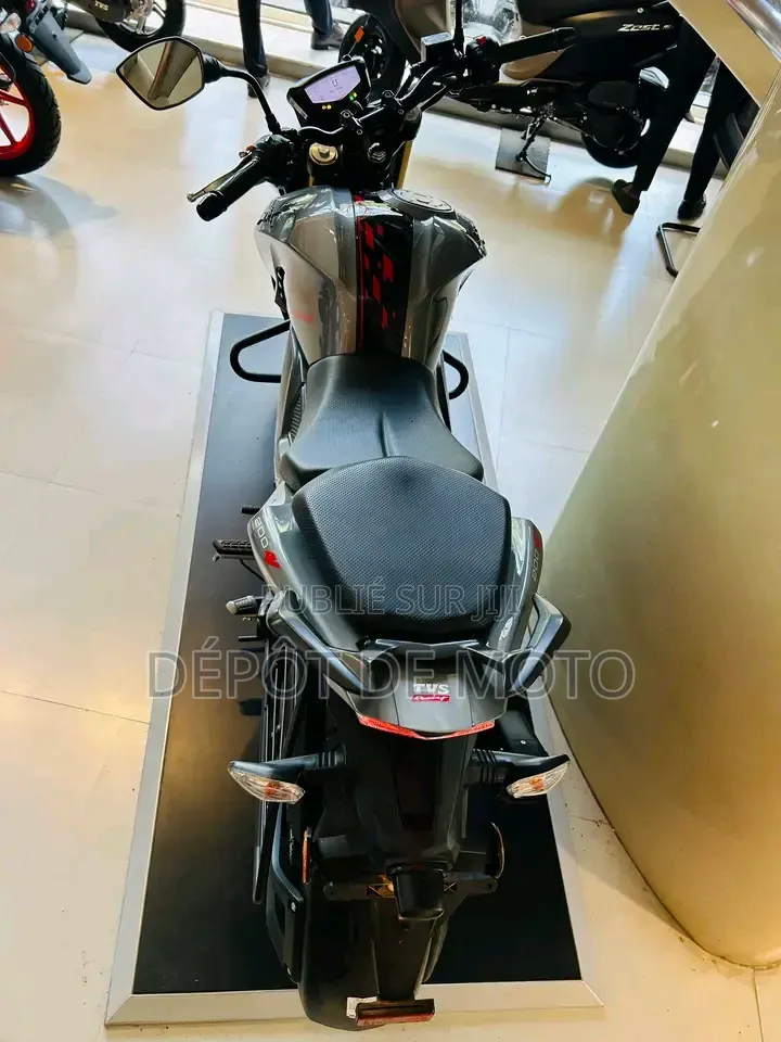 Nouveau TVS Apache 160 4V 2025 Gris
