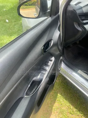 Toyota Yaris L Sedan 4dr 2019 Pearl