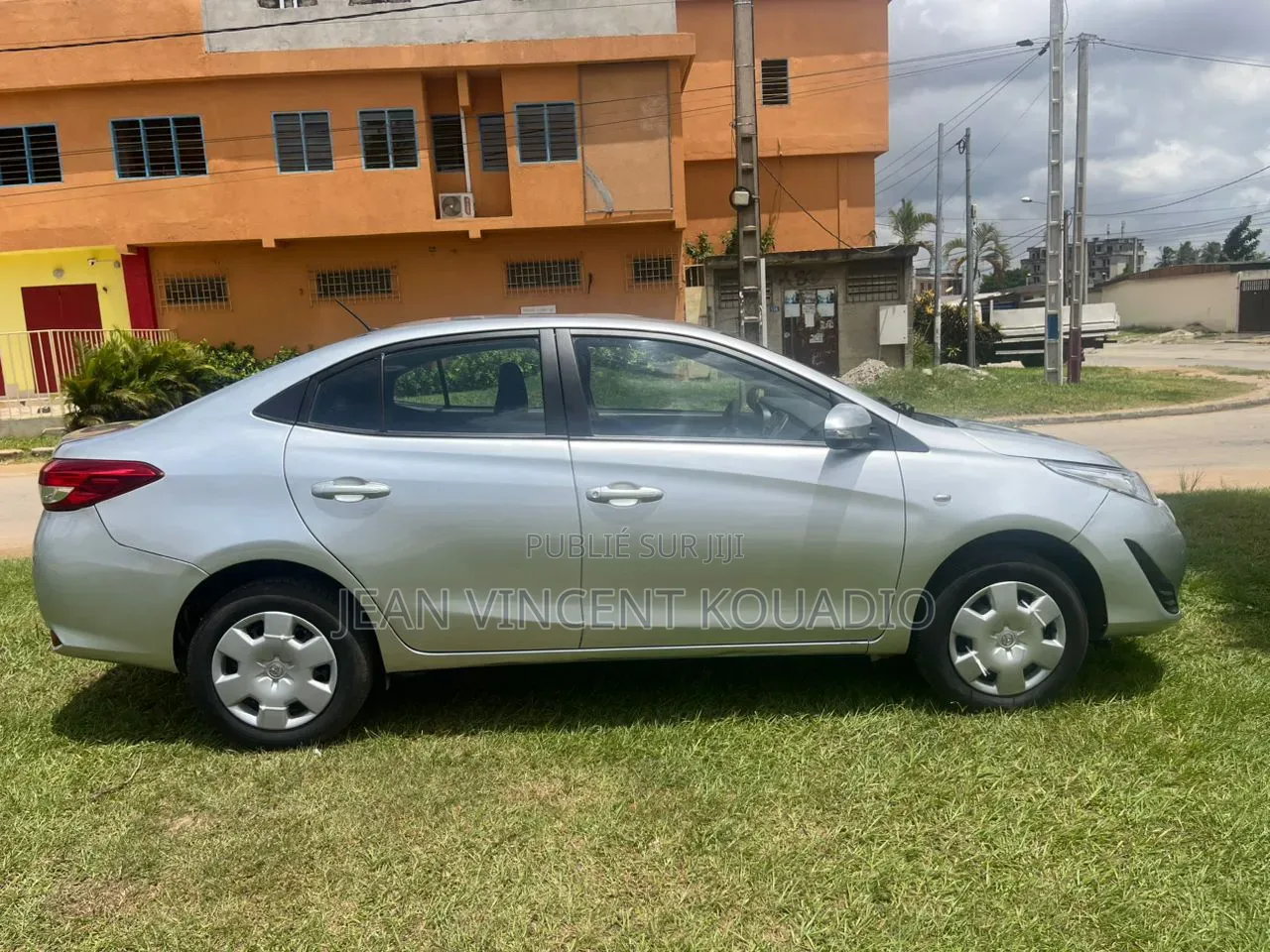 Toyota Yaris L Sedan 4dr 2019 Pearl