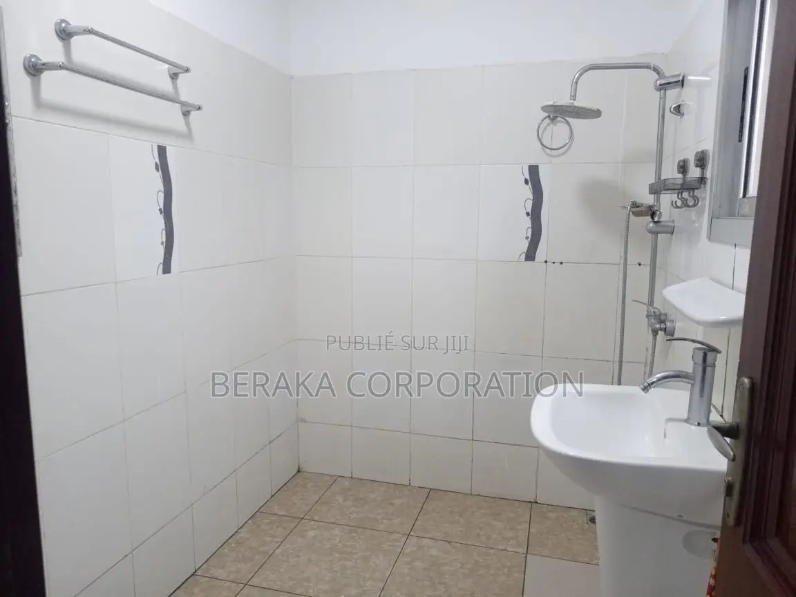 Meublé Studio dans Beraka Corporation, Deux Plateaux à Vendre