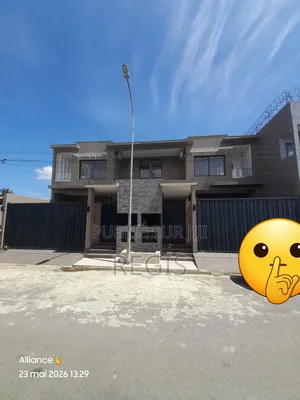 3chbre Duplex dans Duplex Jumelés, Cocody à Louer