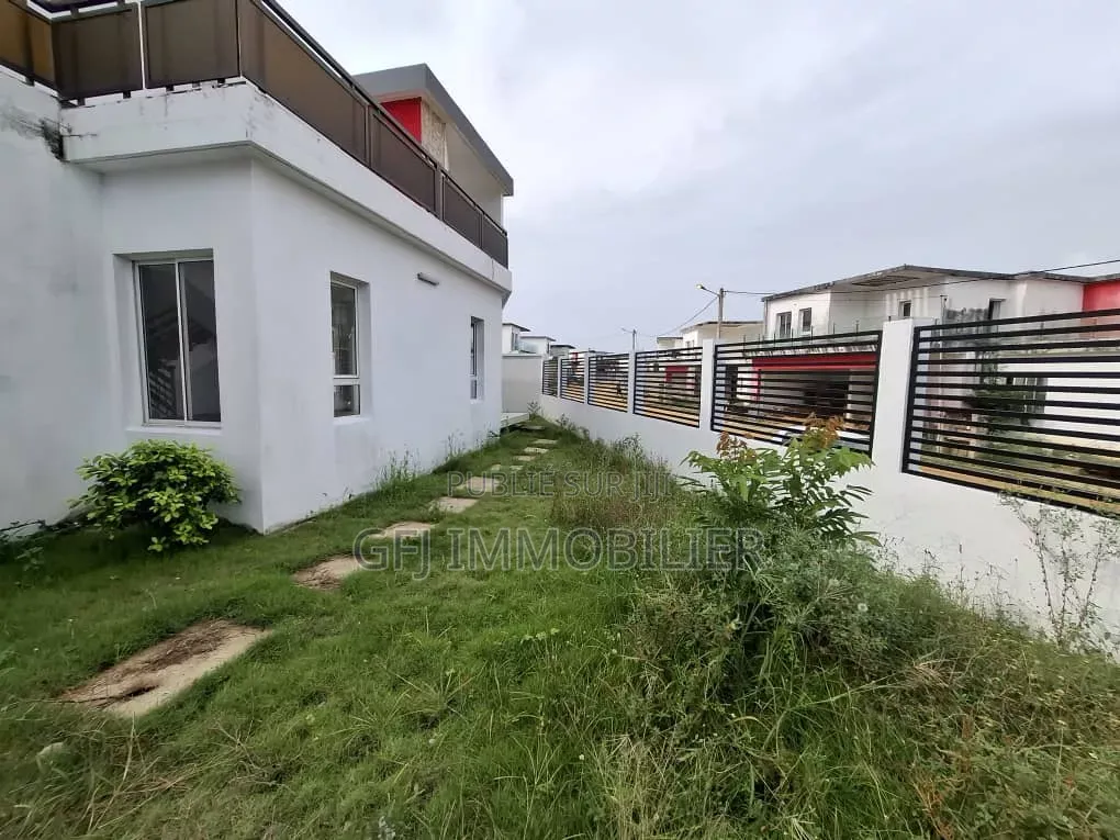 3chbre Duplex dans Francis Gweh, Cocody à Louer