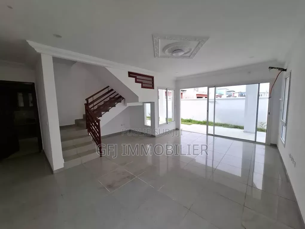 3chbre Duplex dans Francis Gweh, Cocody à Louer